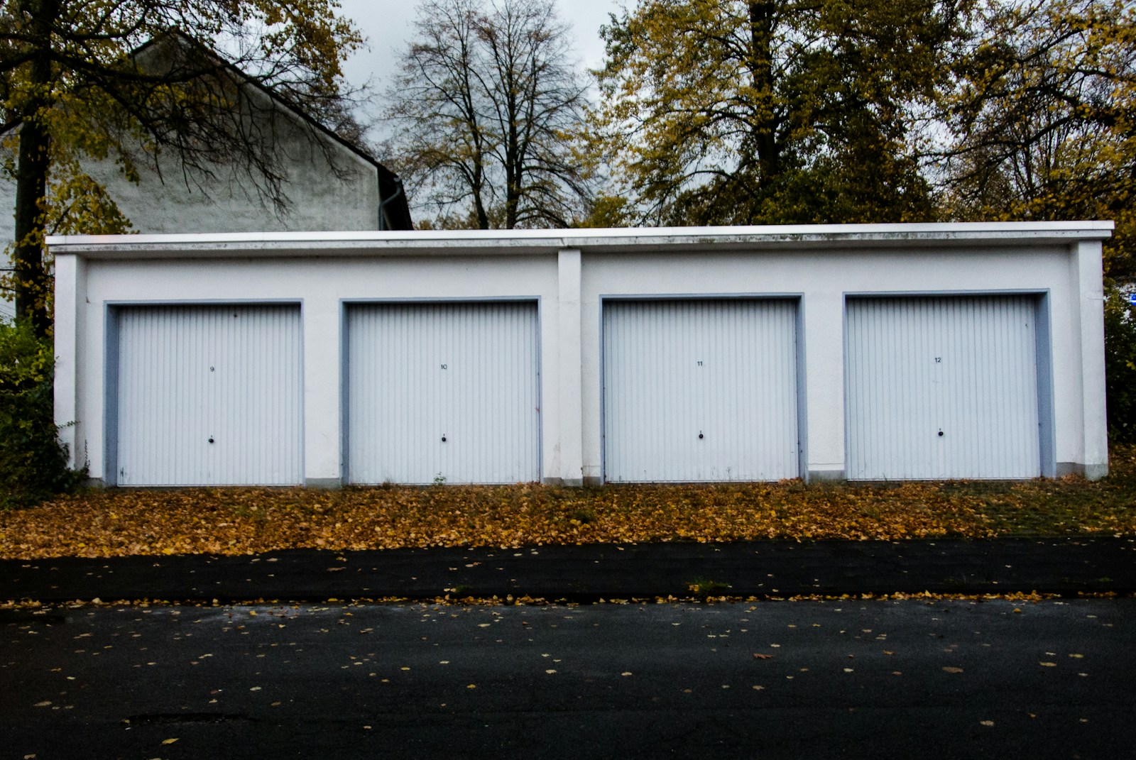 Het aanzicht van je woning verbeteren met behulp van garagedeuren
